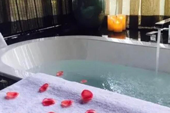 广东水疗池中的失重冥想：当身体学会漂浮